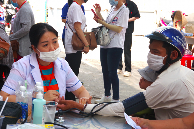 Các y, bác sĩ thuộc Nhóm KBNĐ Trái tim nhỏ tận tình khám bệnh và tư vấn sức khỏe cho người dân địa phương