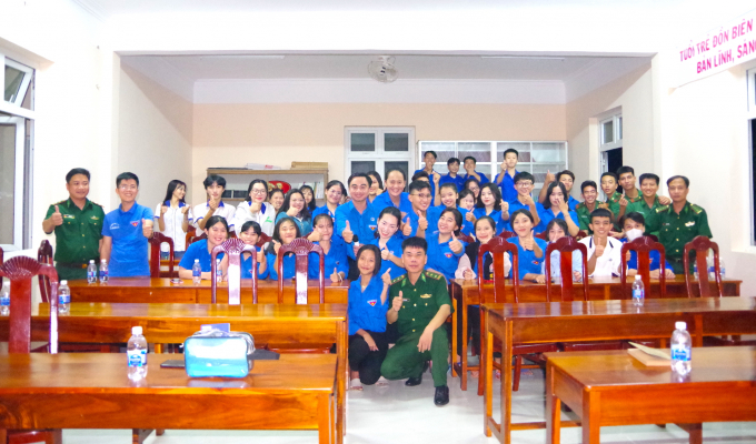 Gần 50 cán bộ, chiến sĩ biên phòng, giáo viên, học sinh và thanh niên địa phương đã sôi nổi tham gia chương trình giao lưu “Biển đảo yêu thương”