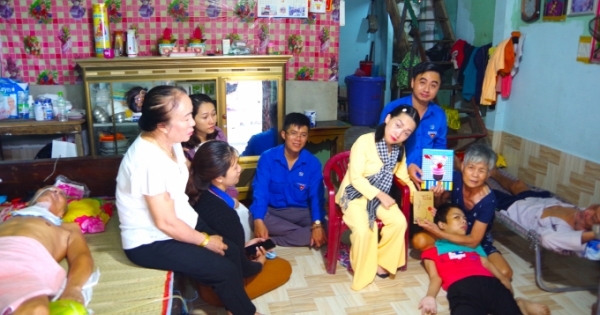 Mang niềm yêu đến đảo xa, người trẻ cùng nhiều nhà hảo tâm đồng lòng giúp đỡ người khó khăn