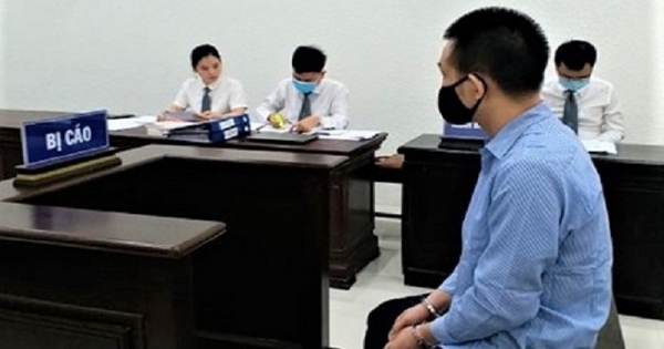 Bị đánh vì sàm sỡ nữ đồng nghiệp, nhân viên quán bia lấy dao đâm thực khách