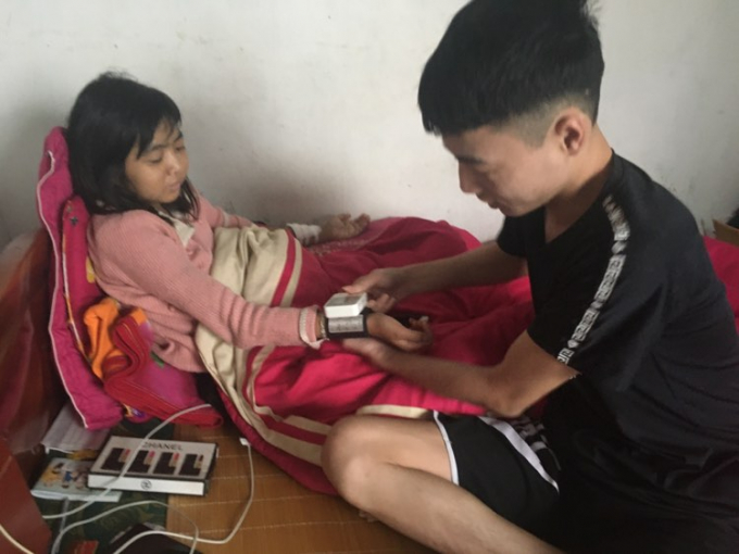 Niềm hạnh phúc của chị Thanh là được chồng chăm sóc từng chút một