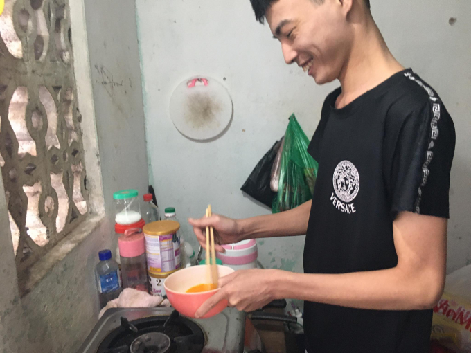 Có những ngày đuối sức quá cơm chẳng thể nuốt trôi, thế nhưng tình yêu của lứa đôi, sự khát khao về cuộc sống là động lực để hai vợ chồng vào bếp