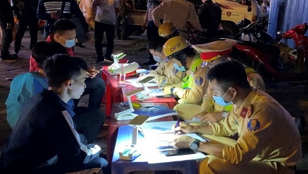 Lực lượng CSGT tổng kiểm soát phương tiện ô tô, xe máy.