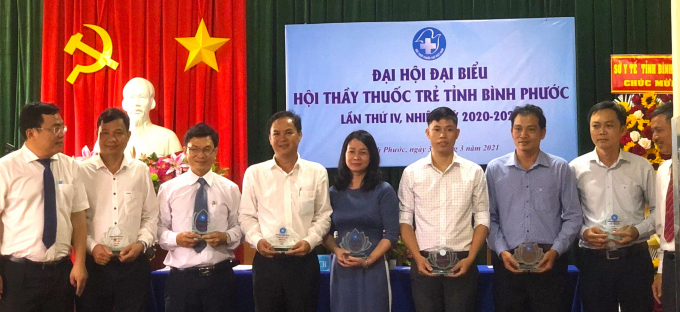 Tặng quà tri ân - trao gửi yêu thương đến các anh, chị ủy viên BCH Hội Thầy thuốc trẻ tỉnh Bình Phước khóa III không tiếp tục tham gia BCH nhiệm kỳ mới.