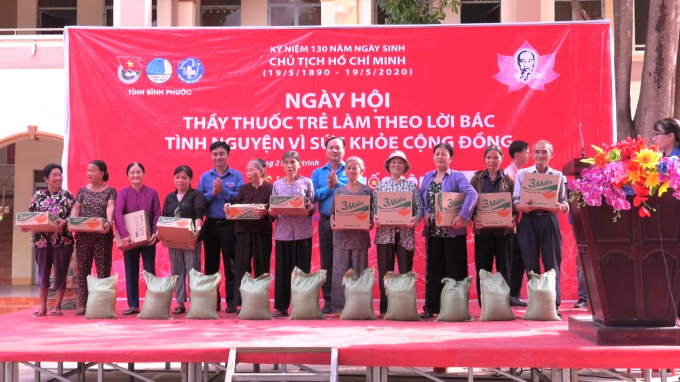 Những phần quà được trao tận tay người dân tham gia khám bệnh tại Ngày hội “Thầy thuốc trẻ làm theo lời Bác, tình nguyện vì sức khỏe cộng đồng” tỉnh Bình Phước năm 2020.