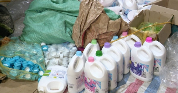 Hà Nội: Bắt số lượng "khủng" nước giặt, xả vải giả mạo nhãn hiệu