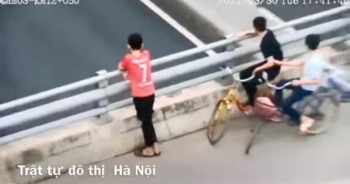 Video: "Nóng mắt" với hành động của nhóm học sinh khiến các tài xế đi trên cao tốc khiếp sợ