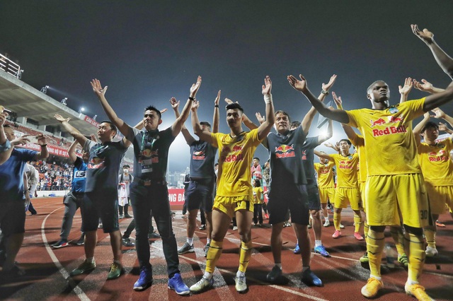 Cầu thủ HA Gia Lai tri ân người hâm mộ.