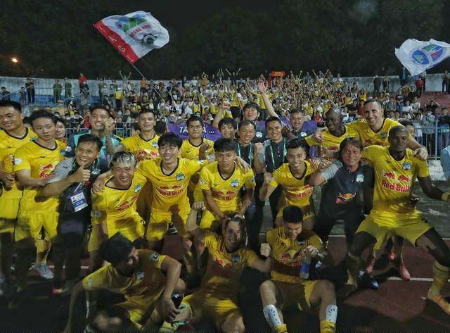 Cầu thủ HA Gia Lai đang ăn mừng thì sân tắt tối om.