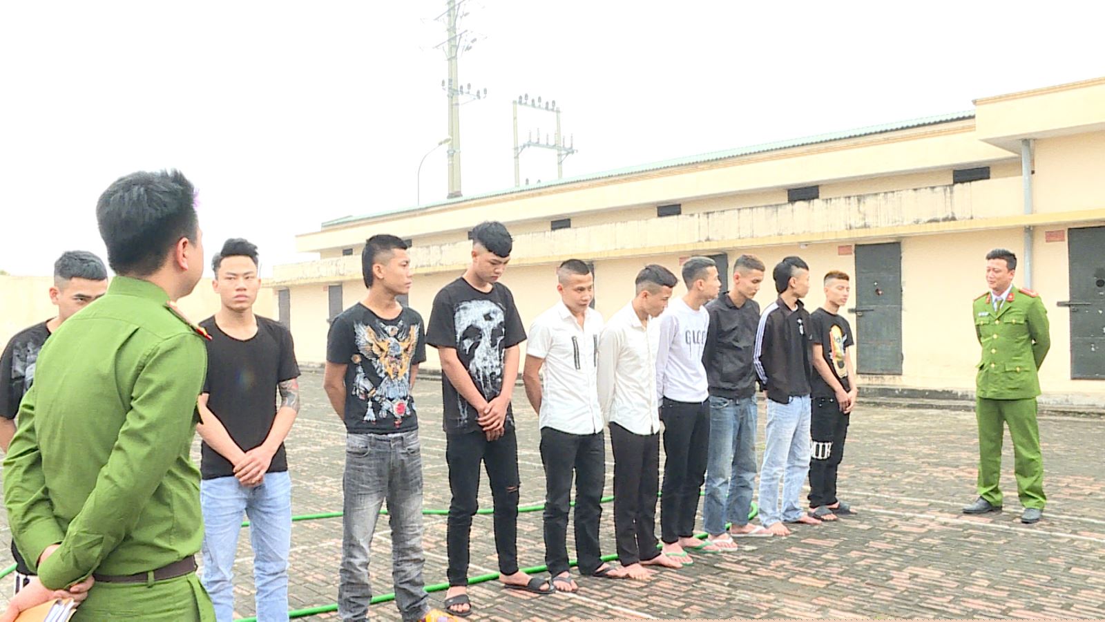 Nh&oacute;m đối tượng tại cơ quan c&ocirc;ng an