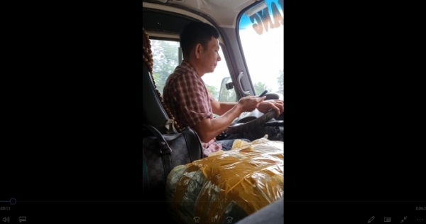 Tuyên Quang: Tài xế xe khách liên tục gọi điện thoại trong khi đang lái xe