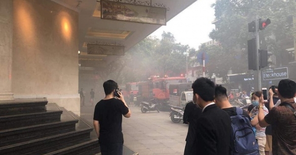 "Xế hộp" bất ngờ bốc cháy dưới tầng hầm Tràng Tiền Plaza