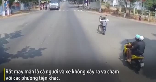 Video: Pha bốc đầu xe máy giữa ngã tư khiến nam thanh niên nhận cái kết bầm dập