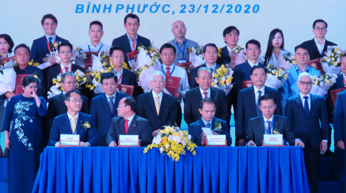 Các nhà đầu tư ký kết văn bản thỏa thuận