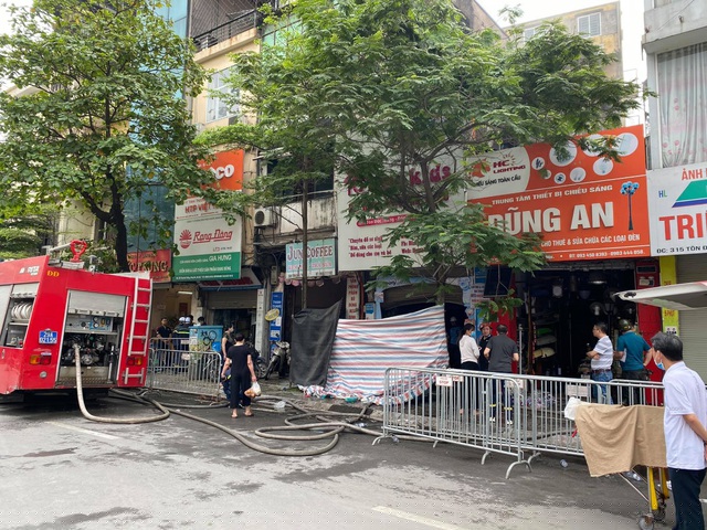 Hiện trường vụ cháy xảy ra ở Hà nội vào đêm qua, khiến 4 người trong một gia đình tử vong.