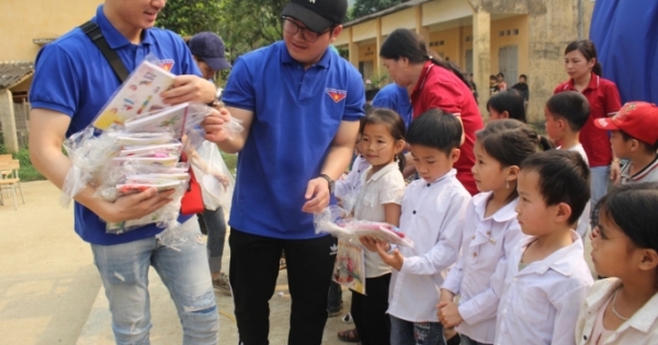 Nhà hát Tuổi trẻ xoa dịu những khó khăn tại Điểm trường phổ thông dân tộc bán trú - Tiểu Học Văn Vũ