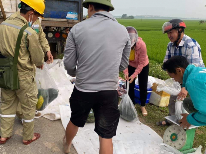 Người dân cùng chung tay mua dưa giúp tài xế.