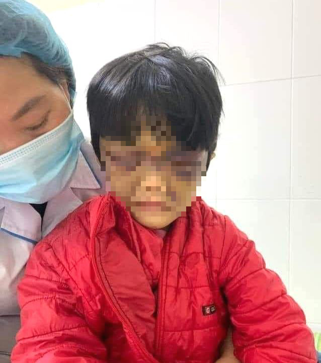 Ch&aacute;u C. bị ch&iacute;nh mẹ đẻ của m&igrave;nh bạo h&agrave;nh, đ&aacute;nh nhốt trong ph&ograve;ng trọ với thương tật 7%.