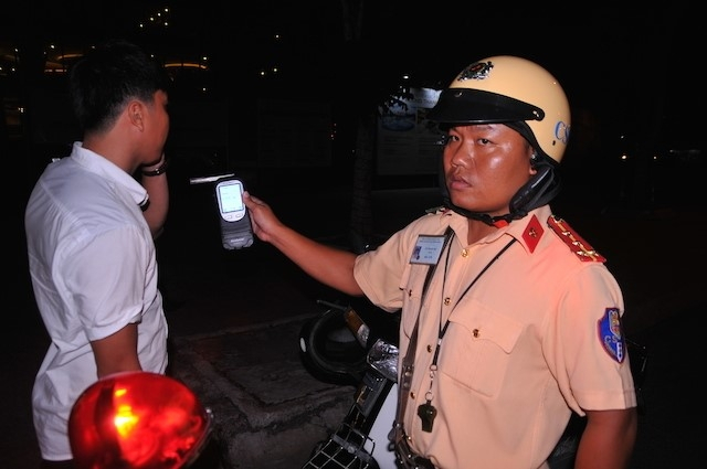 2-bom-nhau-khong-chiu-do-nong-do-con-van-bi-phat-18-trieu-0854