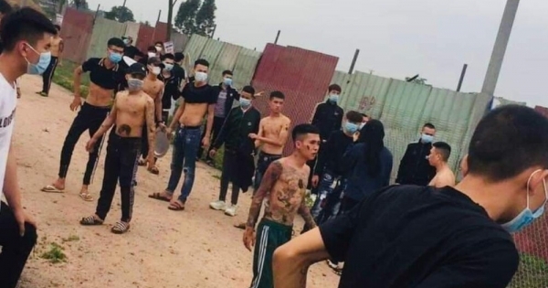 Nhóm thanh niên xăm trổ và người dân hỗn chiến bằng chất thải động vật