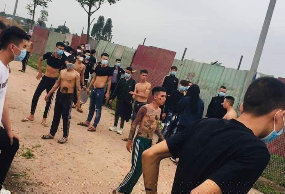 Trong lúc xảy ra mâu thuẫn, cãi vã, người dân đã dùng chất bẩn, phân động vật ném vào nhóm người công nhân