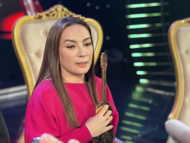 Sau 7 lần li&ecirc;n tiếp ngồi ghế gi&aacute;m khảo, ca sĩ Phi Nhung nhận được kỷ niệm chương của chương tr&igrave;nh l&agrave; một chiếc c&uacute;p h&igrave;nh c&acirc;y đ&agrave;n. Phi Nhung x&uacute;c động rơi nước mắt với m&oacute;n qu&agrave; n&agrave;y, bởi trong sự nghiệp đi h&aacute;t nhiều năm của m&igrave;nh, d&ugrave; được đ&ocirc;ng đảo kh&aacute;n giả y&ecirc;u th&iacute;ch nhưng chị hiếm khi nhận được c&aacute;c giải thưởng.