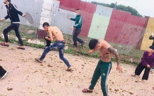 Hé lộ nguyên nhân nhóm thanh niên xăm trổ bị nhiều phụ nữ ném chất bẩn vào người ở Bắc Giang