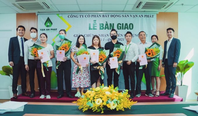 Vạn An Phát bàn giao GCNQSDĐ.