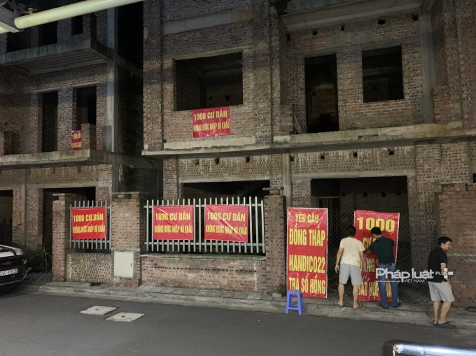 Cư dân tại chung cư số 129D phố Trương Định (Hoàng Mai, Hà Nội) căng băng rôn đấu tranh.