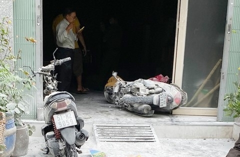 TP HCM: Người dân phải phá cửa để chữa cháy nhà 3 tầng ở Quận 5