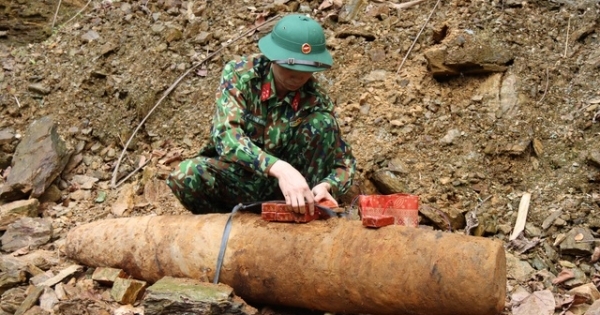Nghệ An: Phát hiện bom còn nguyên kíp nổ, nặng hơn 100kg