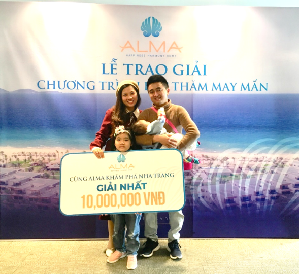 Gia đình nhỏ rạng rỡ với phần quà từ Công ty Vịnh Thiên Đường (chương trình bốc thăm hàng ngày).