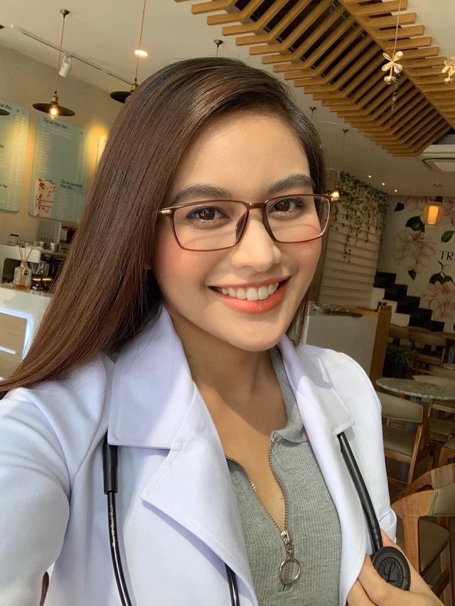 Nữ b&aacute;c sĩ xinh đẹp học giỏi, khởi nghiệp từ năm 18 tuổi.