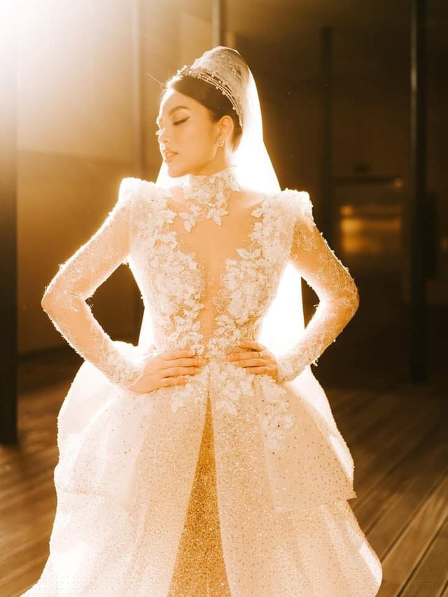 Thanh Thanh diện chiếc v&aacute;y cưới được chồng chuẩn bị v&agrave; l&ecirc;n &yacute; tưởng ho&agrave;n th&agrave;nh trong 2 năm.