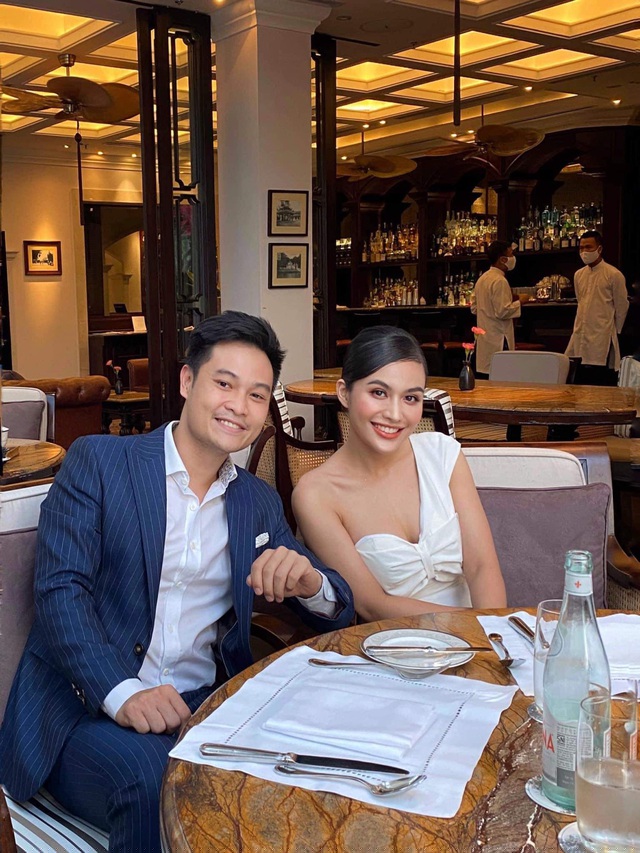 Bảo cầu h&ocirc;n Thanh trong bữa tiệc sinh nhật của m&igrave;nh. Sau b&agrave;i h&aacute;t v&agrave; điệu nhảy ch&uacute;c mừng sinh nhật, anh diện &aacute;o vest trắng bước tới ngỏ lời.