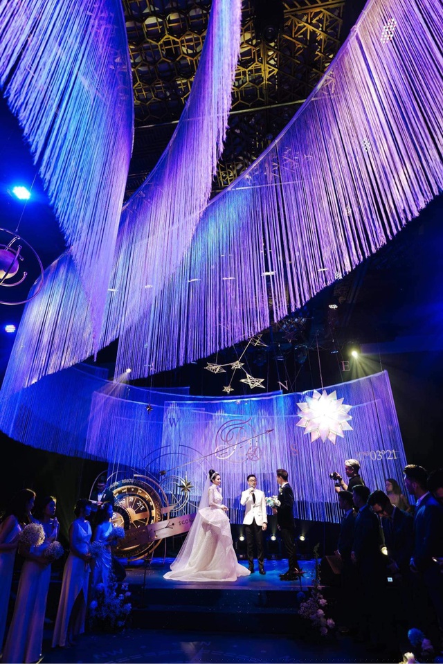 Đ&aacute;m cưới ngọt ng&agrave;o, lộng lẫy của cặp đ&ocirc;i thu h&uacute;t nhiều sự ch&uacute; &yacute;.