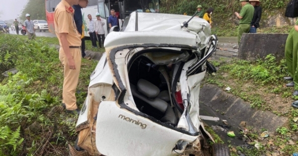 Hòa Bình: 2 người tử vong sau cú va chạm giữa ô tô con và xe khách