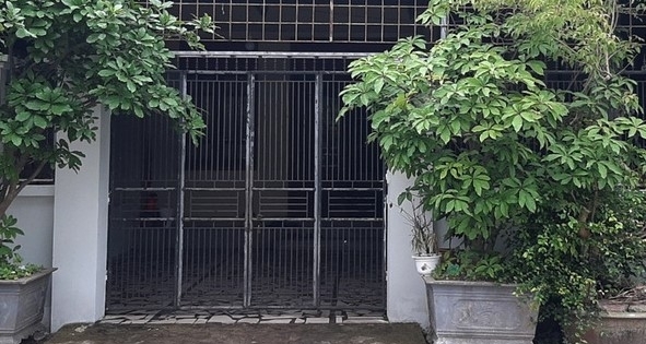 Nghệ An: Vừa mở cổng, người phụ nữ bị tạt nguyên ca a-xít