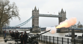 Clip: Nước Anh bắn 41 phát đại bác tiễn đưa Hoàng thân Philip