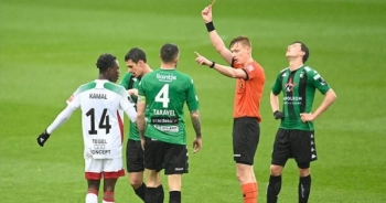 Cầu thủ Thái Lan lần đầu ra sân ở Bỉ nhưng lại nhận cái kết đắng