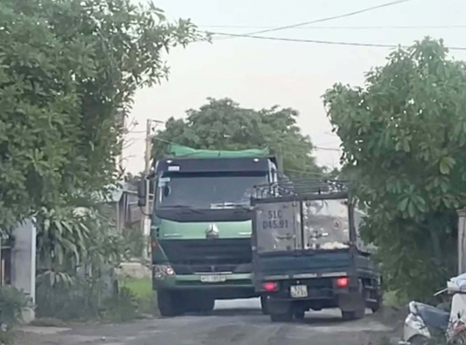 Đường chật hẹp, mỗi khi xe ben đi qua, các phương tiện các phải né tránh, dẫn đến kẹt xe cả con đường