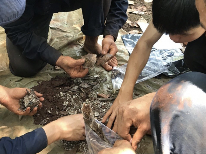 Chiến sĩ Đội K72 đang nhặt từng mảnh hài cốt liệt sĩ sau khi tìm thấy.