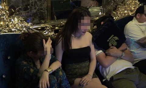 hang-chuc-nguoi-duong-tinh-trong-quan-karaoke-xo_963_578_771