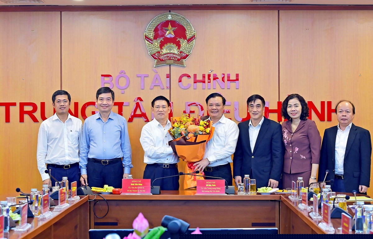 Bộ trưởng Hồ Đức Phớc cùng các đồng chí trong Ban Cán sự Đảng, Lãnh đạo Bộ Tài chính   chúc mừng đồng chí Đinh Tiến Dũng