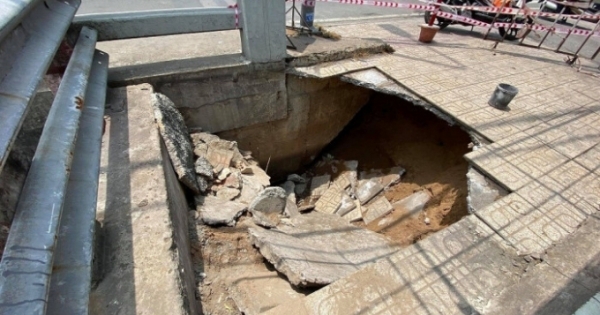 Hố tử thần "nuốt chửng" xe máy ở TP HCM