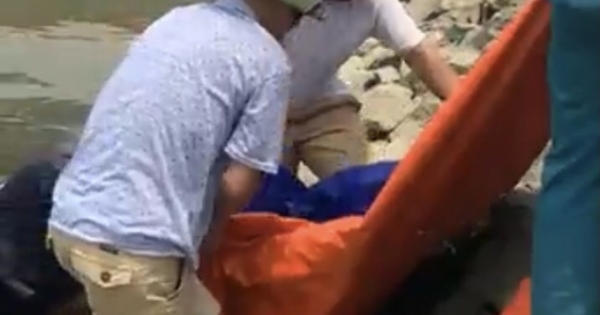 Thi thể người phụ nữ chưa rõ danh tính dạt vào bờ sông Lam