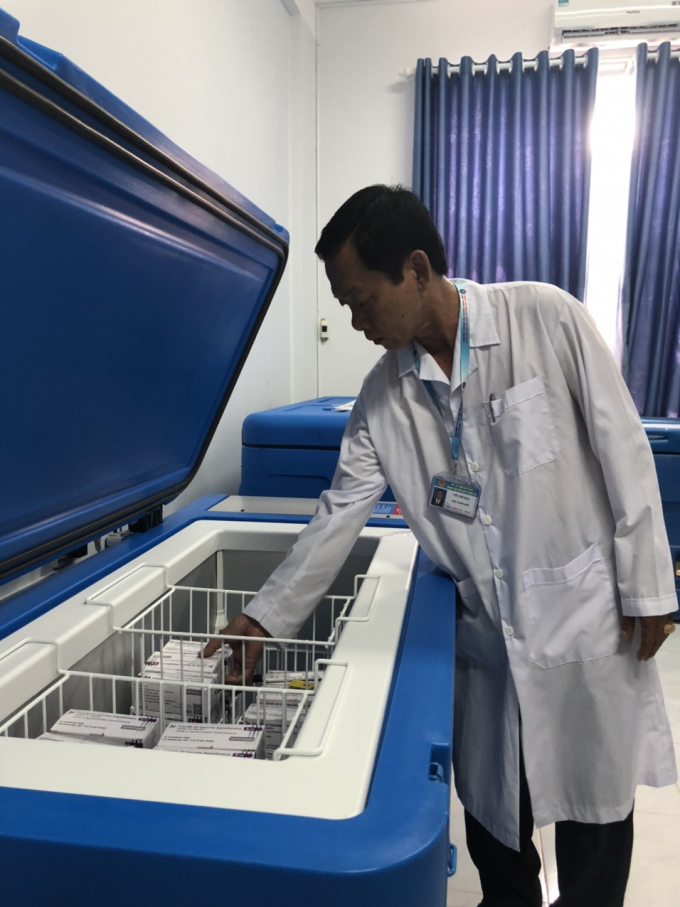 Tiếp nhận và bảo quản vắc-xin tại CDC Hậu Giang.