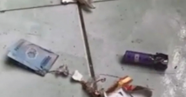 Người đàn ông cầm bao thuốc kẹp tờ 20 nghìn rồi bỗng dưng phát nổ