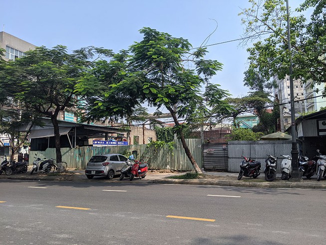 Khu đất tại 73 Nguyễn Huệ được tách thửa khi chưa nộp đủ tiền đấu giá.  Ảnh: NGUYỄN DO