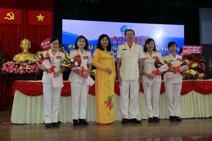 Bà Lê Bích Phượng – Ủy viên Ban chấp hành Hội LHPN Việt Nam, Tỉnh ủy viên, Chủ tịch Hội LHPN tỉnh (Người thứ 03 từ trái qua) và Thượng tá Đặng Tấn Đắc – Bí thư Đảng ủy, Trưởng phòng Hậu cần Công an tỉnh chụp hình lưu niệm cùng tân Ban chấp hành.